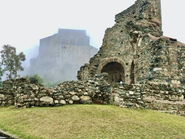 Ruiny kościoła przez opactwem św. Archanioła Michała w Piemoncie