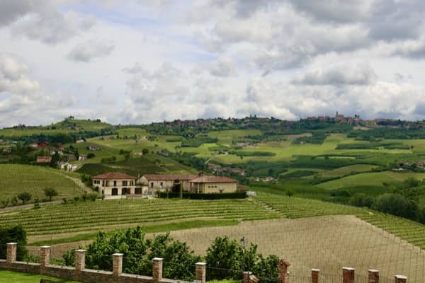 Krajobraz krainy Langhe w Piemoncie, widok z okna zamku w Grinzane