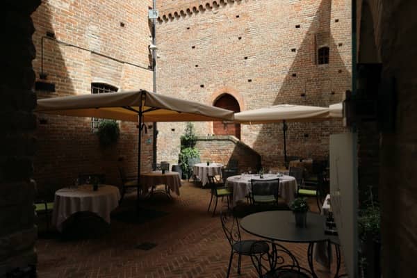 Restauracja na dziedzińcu zamku Grinzane Cavour