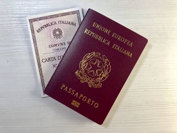 Godło Włoch na paszporcie włoskim i dowodzie osobistym
