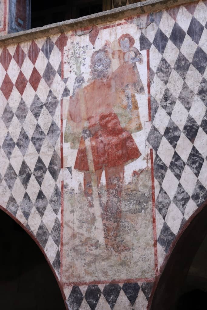 Fresk przy wyjściu z zamku przedstawiający św. Krzysztofa