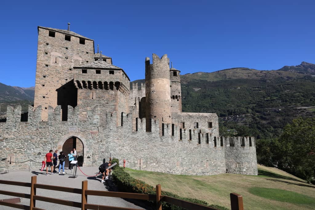 Wejście do zamku i turyści