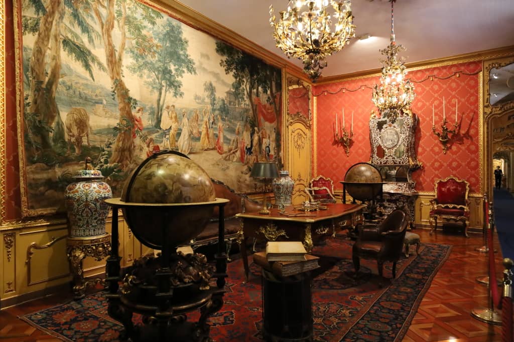 Salon z biurkiem i holenderskimi globusami w muzeum sztuki dekoracyjnej 