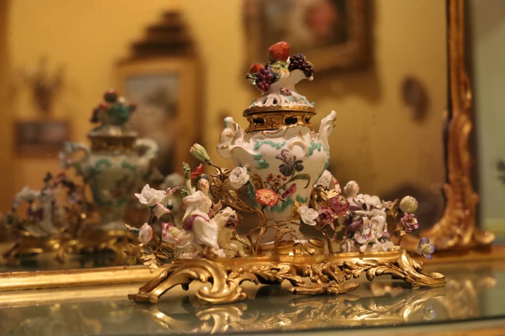 porcelanowa ozdoba przy lustrze w muzeum sztuki dekoracyjnej w Turynie