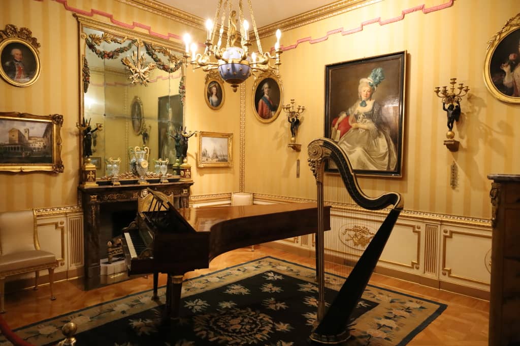 Salon z fortepianem i harfą w Muzeum Sztuki Dekoracyjnej