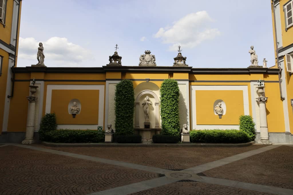 dziedziniec przed muzeum sztuk dekoracyjnych w Turynie