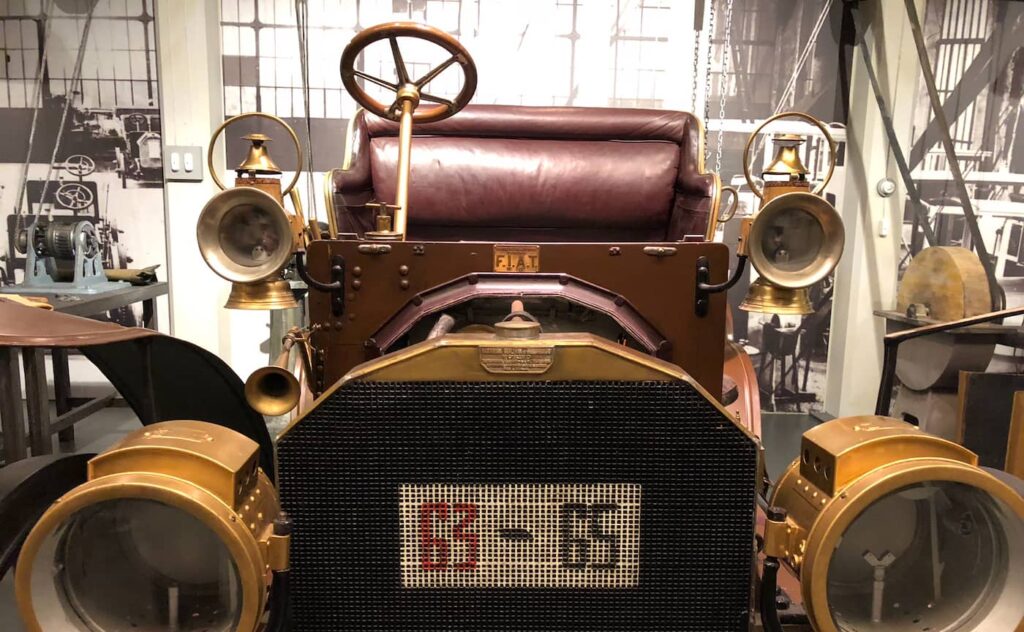 Stary samochód Fiat w muzeum automobilizmu w Turynie