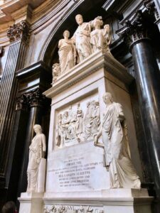 Wnętrze Kaplicy Całunu Turyńskiego w Turynie nawiązująca do Rodu Savoia 