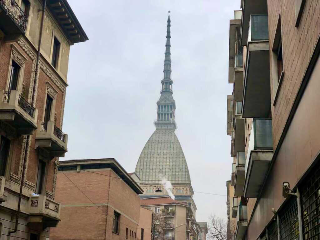 Mole Antonelliana wśród ulic Turynu