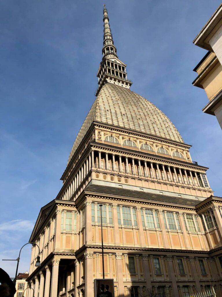 Mole Antonelliana w Turynie widok od dołu