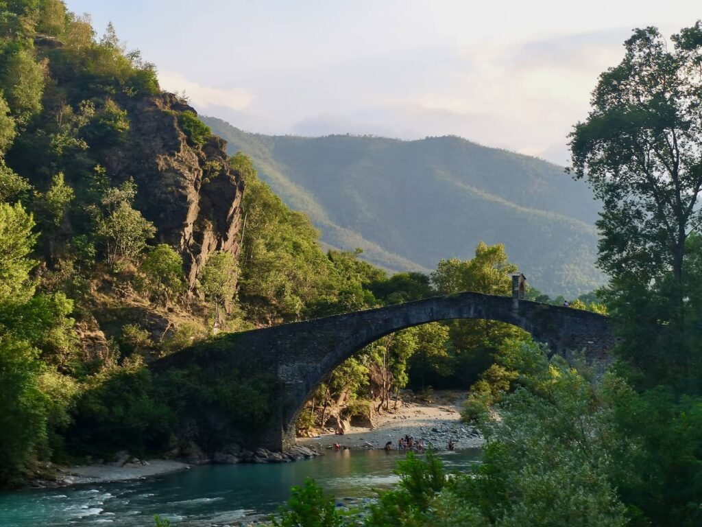 Most Ponte del Diavolo w Lanzo Torinese w Piemoncie we Włoszech