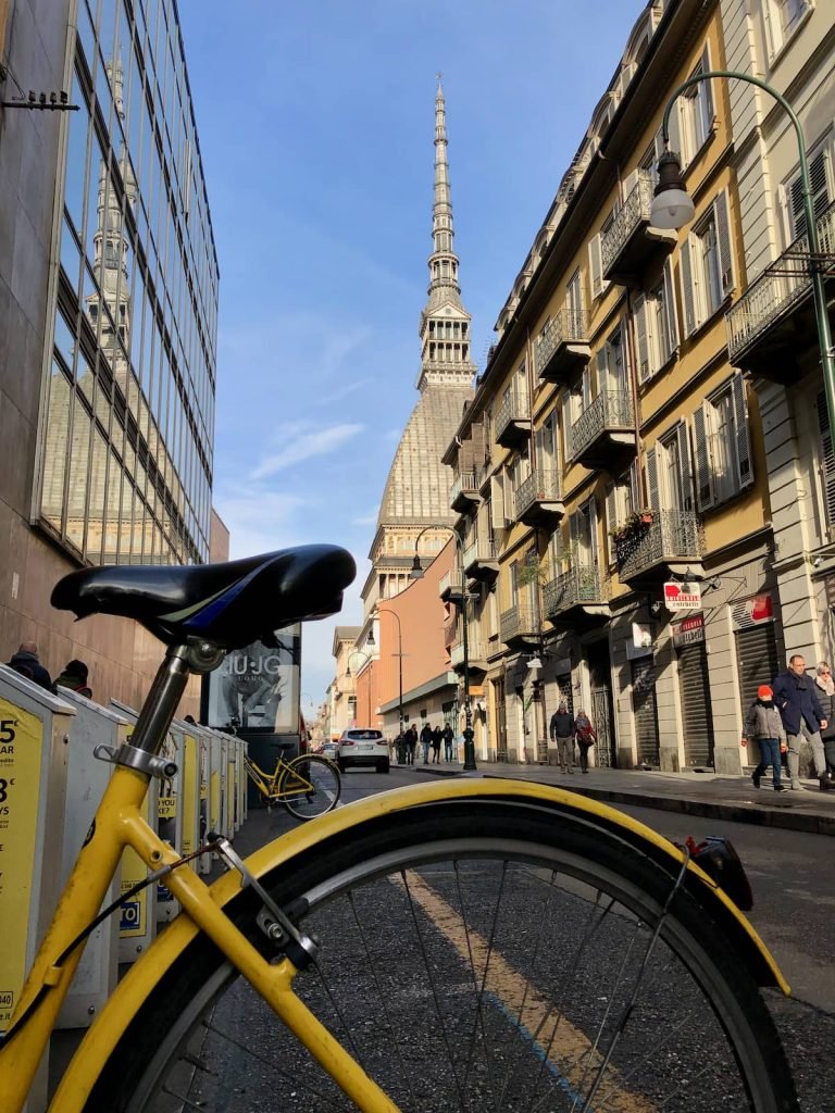 Ulice Turynu i widok na Mole Antonelliana