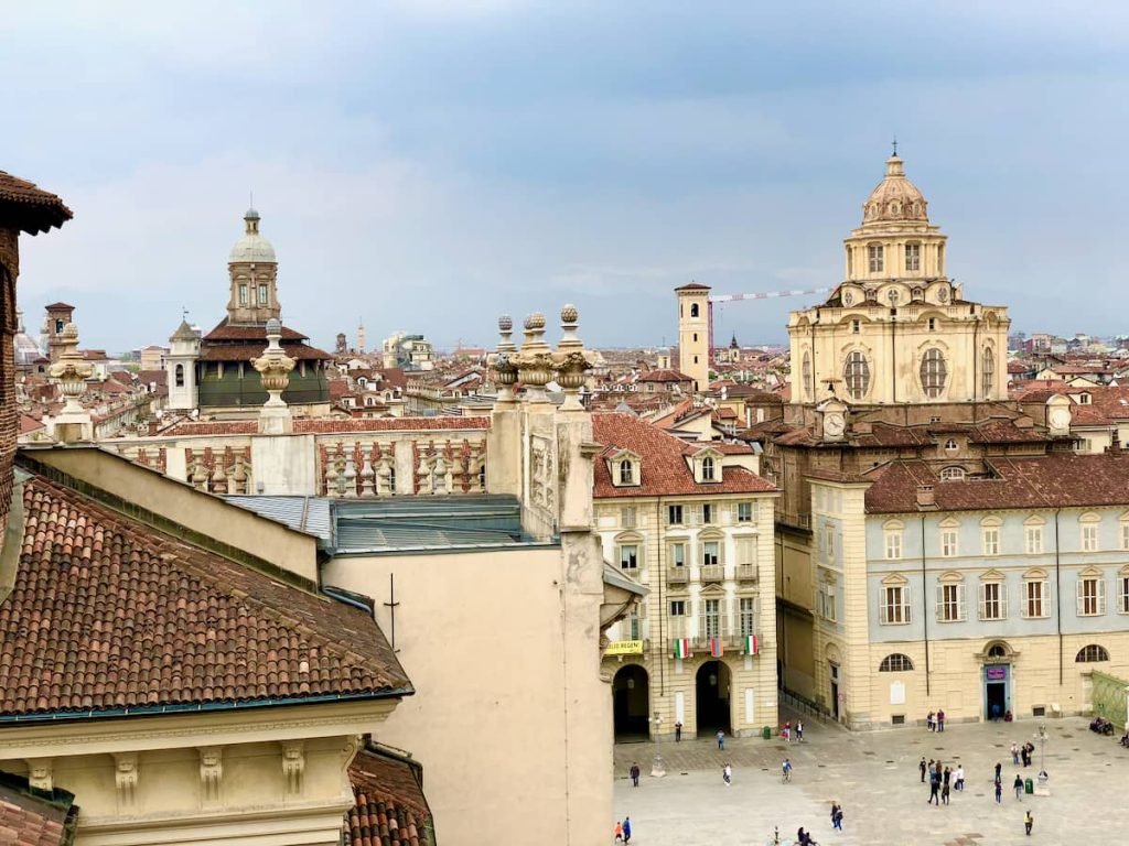 Widok z pałacu Palazzo Madama w Turynie na plac Piazza Castello