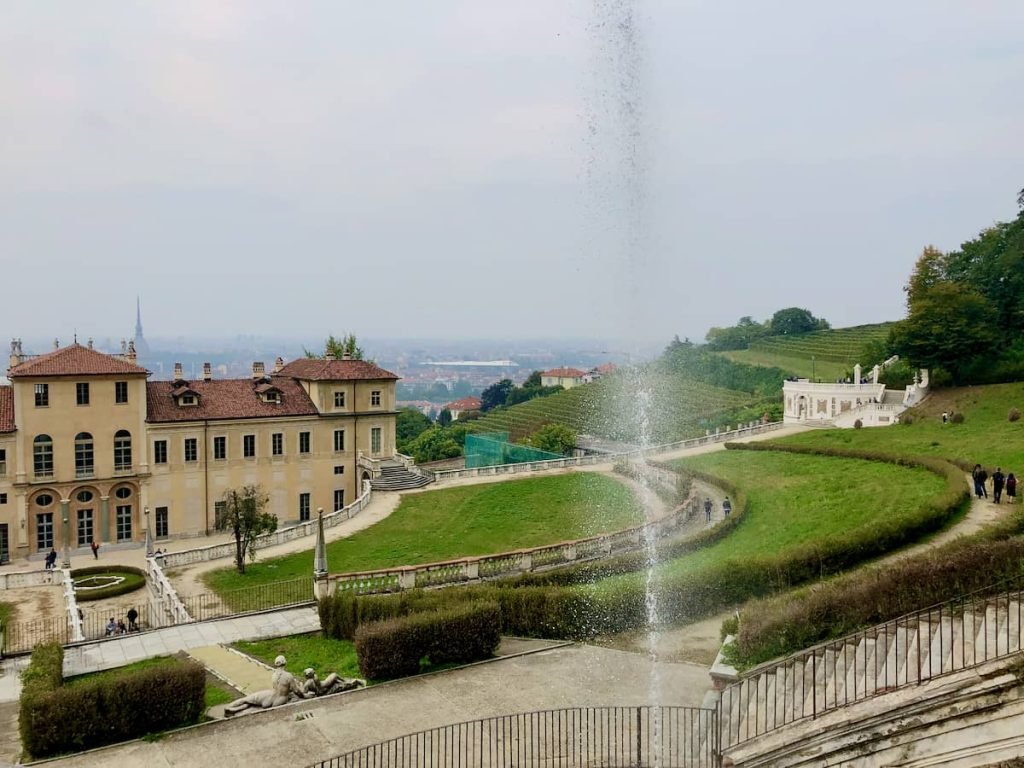 Widok z ogrodu przy Villa della Regina na pałac i miasto Turyn