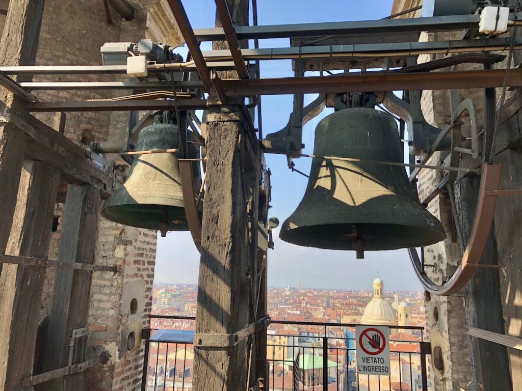 Dzwony na wieży Katedry Turyńkiej i widok na miasto
