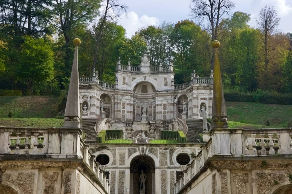 Zabudowania w ogrodzie przy Villa della Regina i widok od strony 