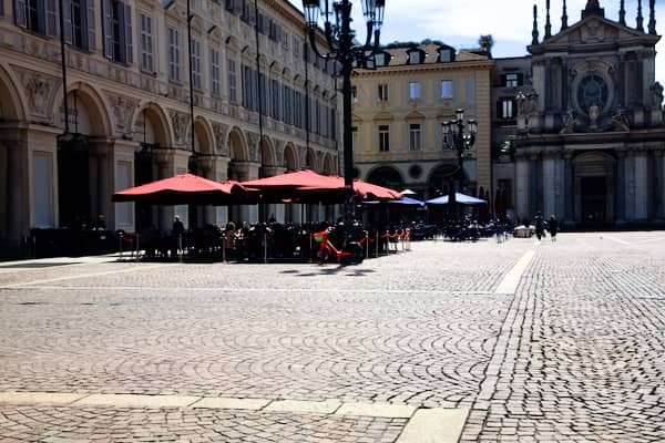 kafejki z parasolami na pizza san Carlo idealne miejsce na aperitivo