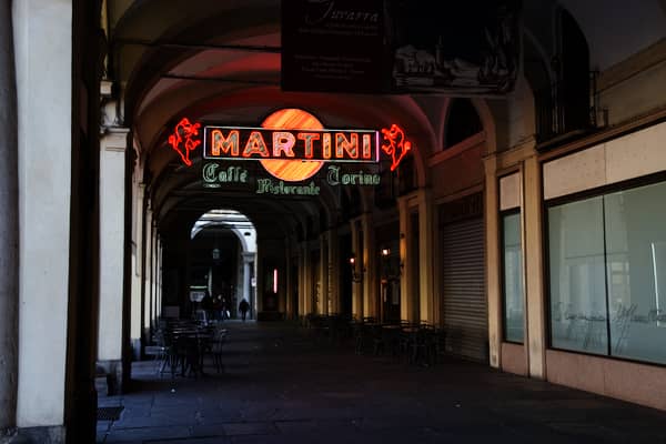 Kawiarnie pod podcieniami na Via Roma w Turynie