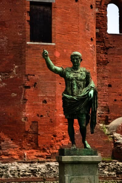 Pomnik cesarza Augusta przy Porte Palatine w Turynie