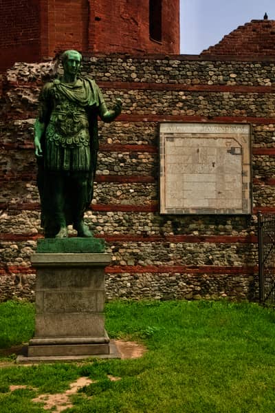 Pomnik Juliusza Cezara przy Porte Palatine