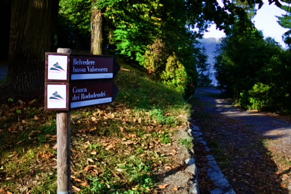 Panorama Górska w Alpach w parku Oasi Zegna, wędrówka szlakiem i oznakowanie