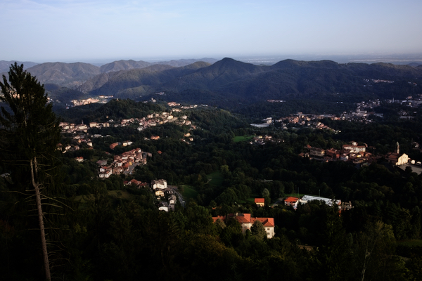 Panorama Górska w Alpach w parku Oasi Zegna, widok na okoliczne miasteczka