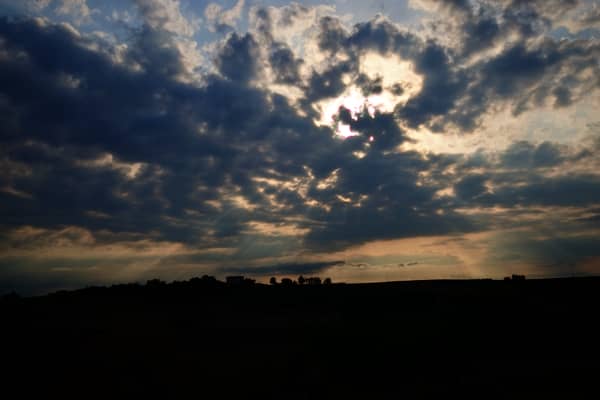 zachód słońca i widok na krajobraz w Piemoncie z ławki Panchina Gigante