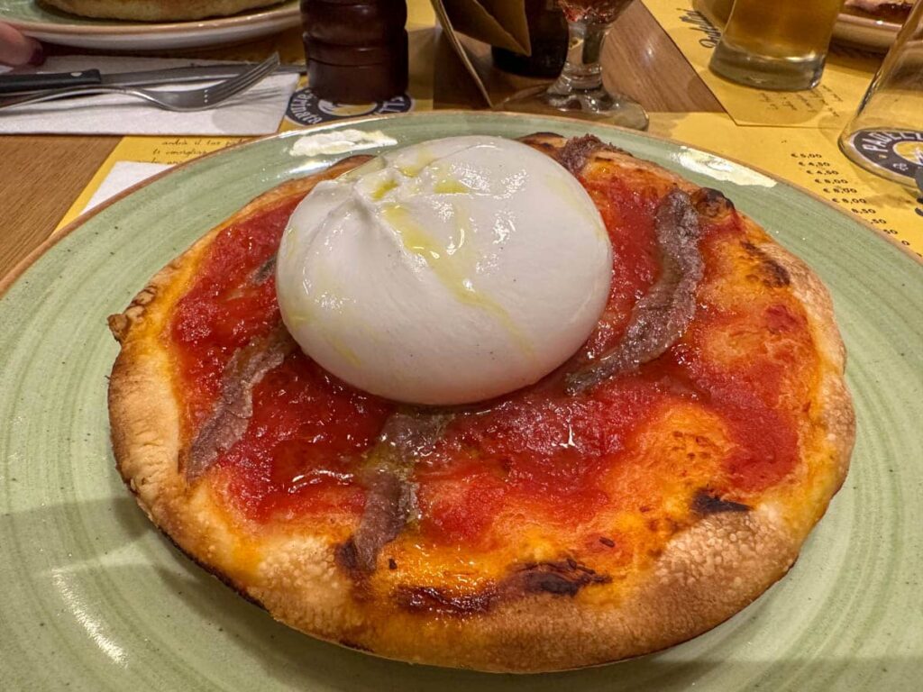 Typowa pizza z Turynu pizza al tegamino nazywana pizza al padellino