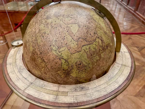 Globus z konstelacjami gwiazd w bibliotece królewskiej w Turynie