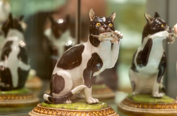 Figurka z porcelany kota z myszą w muzeum w Turynie