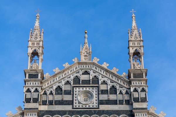 Katedra w Monza w Lombardii i Żelazna Korona Corona Ferrea nad wejściem do Duomo