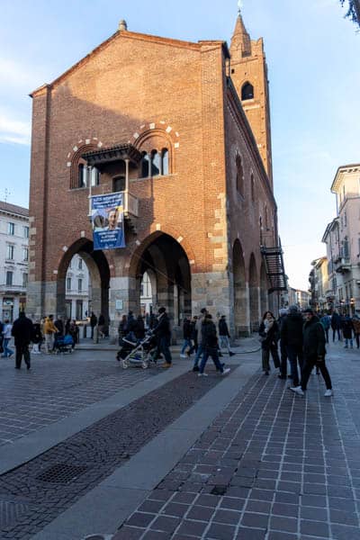 Ludzie spacerują w Centrum Monzy w Lombardii