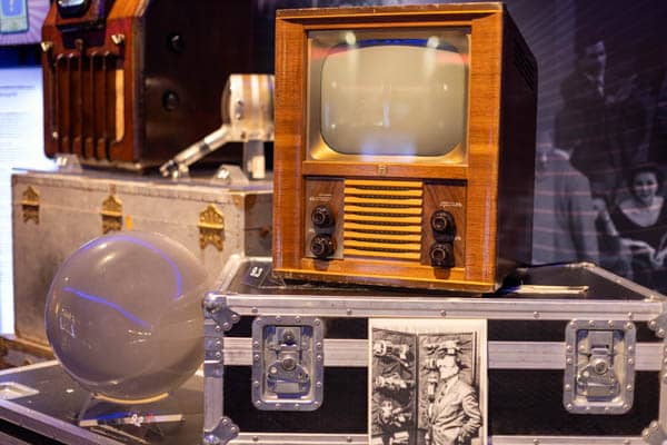 Stary telewizor w drewnianej obudowie w muzeum radia i telewizji w Turynie