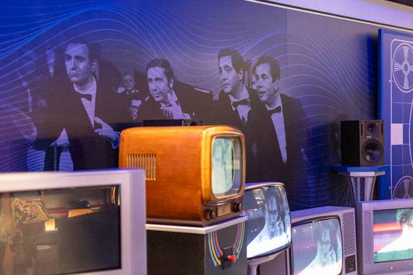 stary telewizor na tle zdjęcia z programu tv w muzeum radia i telewizji w Turynie