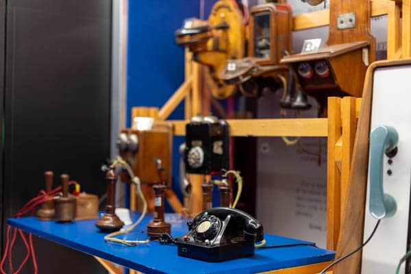 Stare modele telefonów w muzeum radia i telewizji w Turynie
