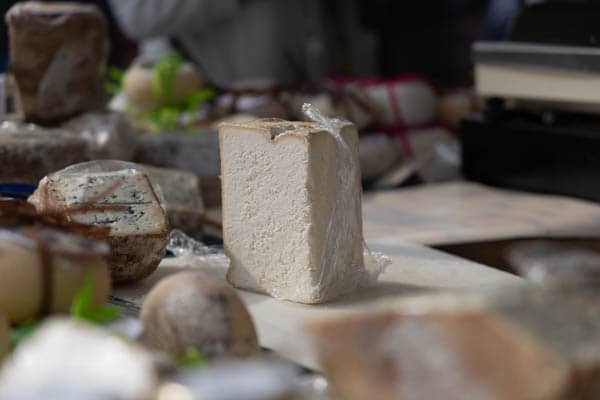 ser castelmagno na straganie w czasie festynu gastronomicznego w Piemoncie