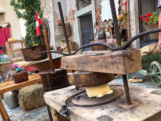 Rzemieślnicza produkcja sera w Lanzo w Piemoncie, pokaz dla zwiedzających