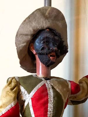 twarz marionetki Arlekina w tradycyjnym włoskim stroju karnawałowym