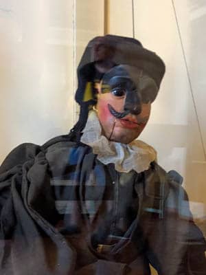 twarz marionetki Doktora Balanzone w tradycyjnym włoskim stroju karnawałowym