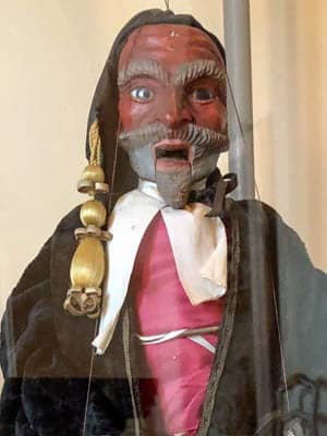 twarz marionetki Pantalone w tradycyjnym włoskim stroju karnawałowym