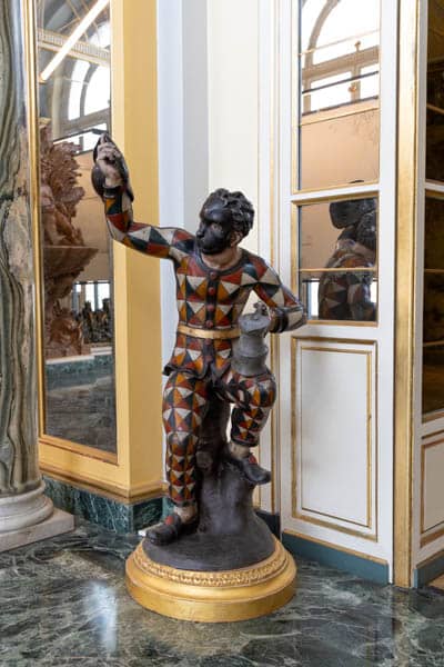 rzeźba arlekina w tradycyjnym włoskim stroju karnawałowym