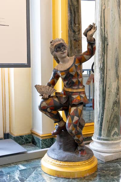 rzeźba arlekina w tradycyjnym włoskim stroju karnawałowym