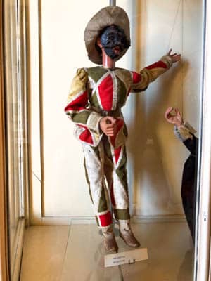 marionetka arlekina w tradycyjnym włoskim stroju karnawałowym