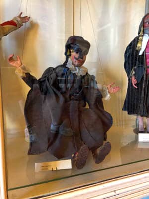 marionetka Doktora Balanzone w tradycyjnym włoskim stroju karnawałowym