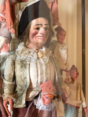 marionetka Gianduia z Piemontu w tradycyjnym włoskim stroju karnawałowym, zbliżenie na główę