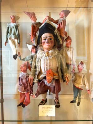 marionetka Gianduia z Piemontu w tradycyjnym włoskim stroju karnawałowym