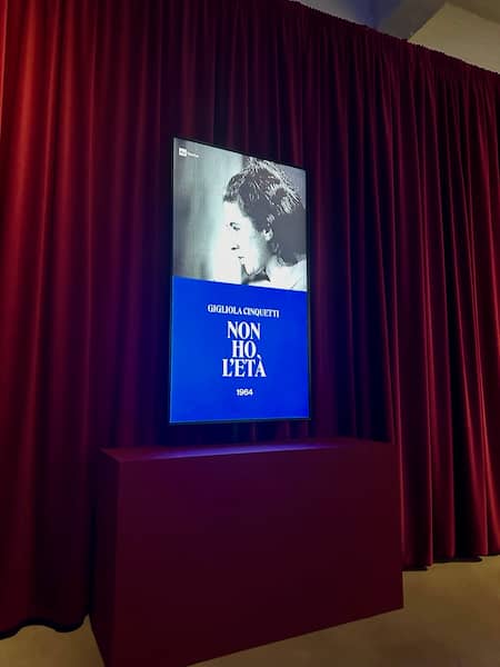 Na ekranie wyświetlany jest fragment festiwalu Sanremo w muzeum Gallerie d'Italia w Turynie