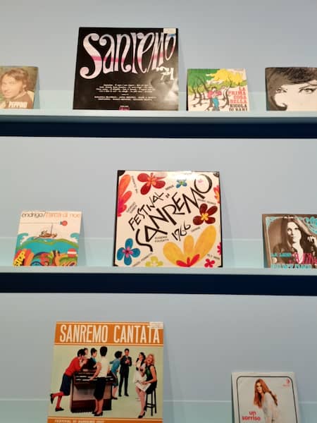 płyty z piosenkami z festiwalu Sanremo w muzeum Gallerie d'Italia w Turynie