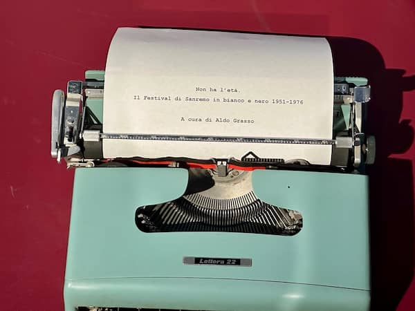 maszyna do pisania na wystawie poświęconej festiwalowi Sanremo w muzeum Gallerie d'Italia w Turynie