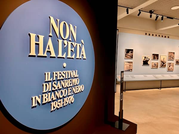 Wejście na wystawę poświęconą festiwalowi Sanremo w muzeum Gallerie d'Italia w Turynie